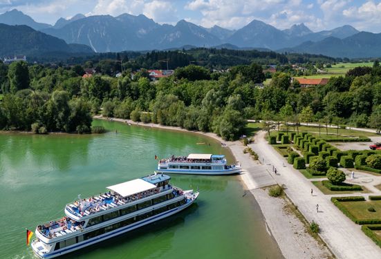 Zwei Schiffe am Ufer des Forggensees