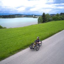 Handbikefahrer am Lechstausee Urspring bei Lechbruck