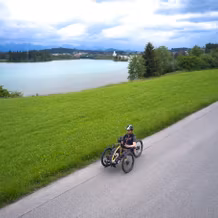 Handbikefahrer am Lechstausee Urspring bei Lechbruck