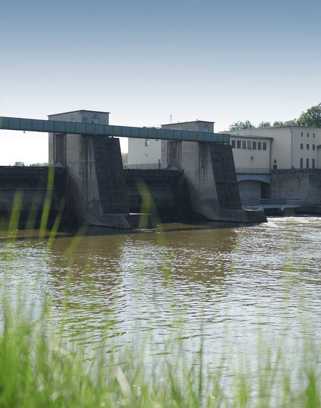 Wasserkraftwerk Ellgau flussaufwärts. Sehenswürdigkeit am Lechradweg